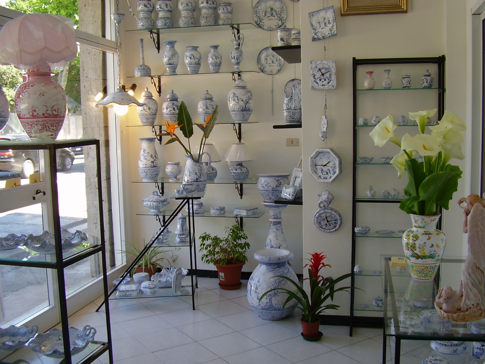 Ceramiche d'Arte per arredamenti. 







Decorazioni artistiche di vasi piatti piastrelle abatjours maioliche.







Dipinti su tela a richiesta.